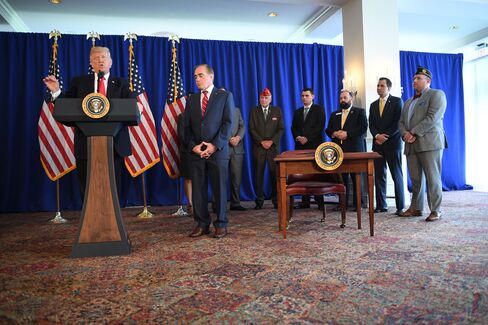 記者会見するトランプ大統領(12日)