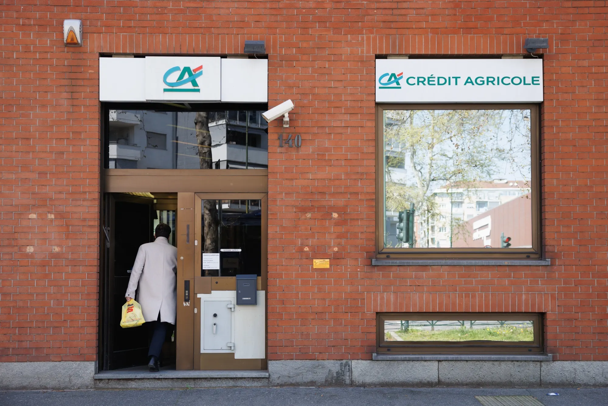 Credit Agricole Boosts BPM Stake to 19.8% Amid UniCredit Bid - Bloomberg