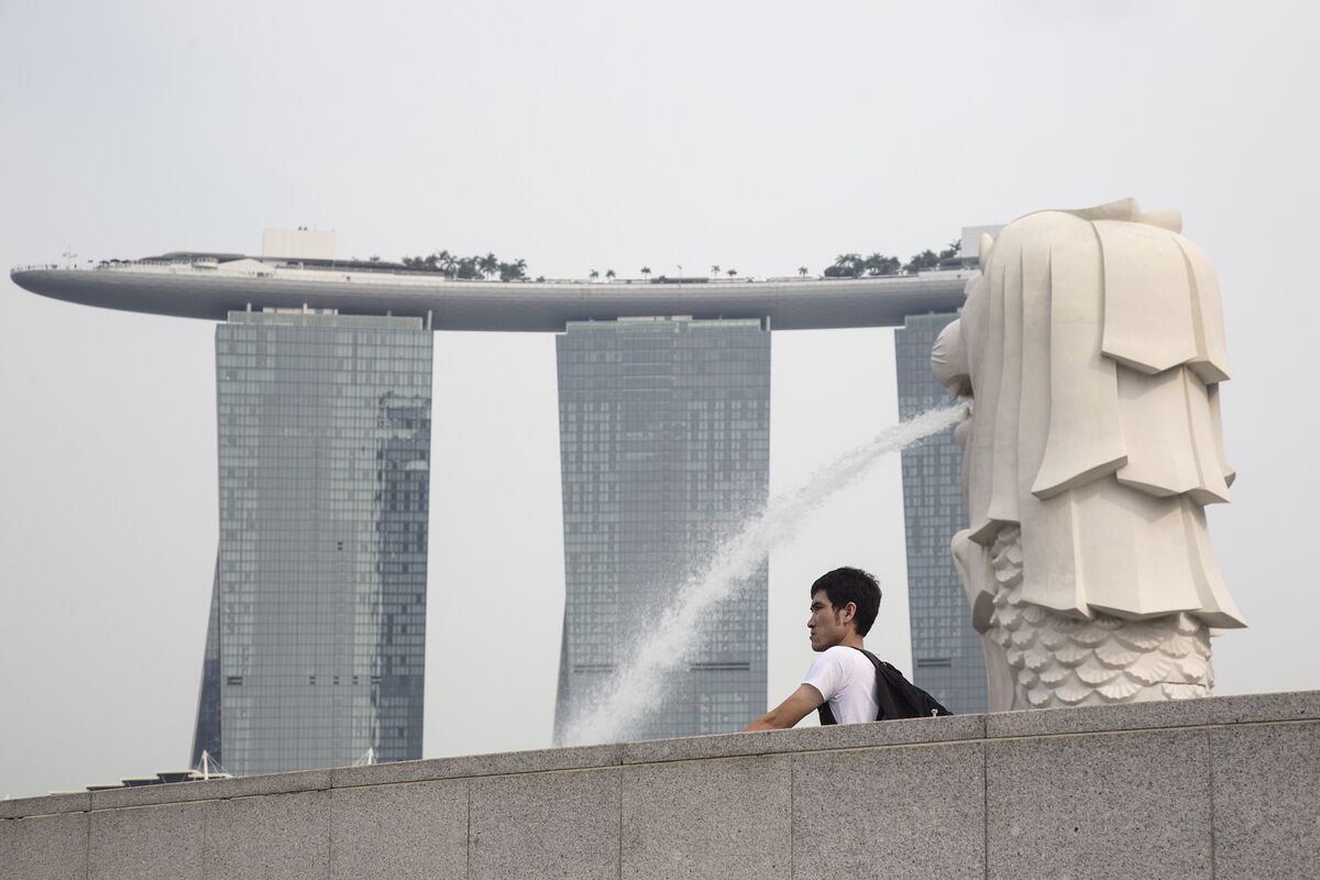 Singapore Holds Monetary Policy Steady on Tariff Uncertainty