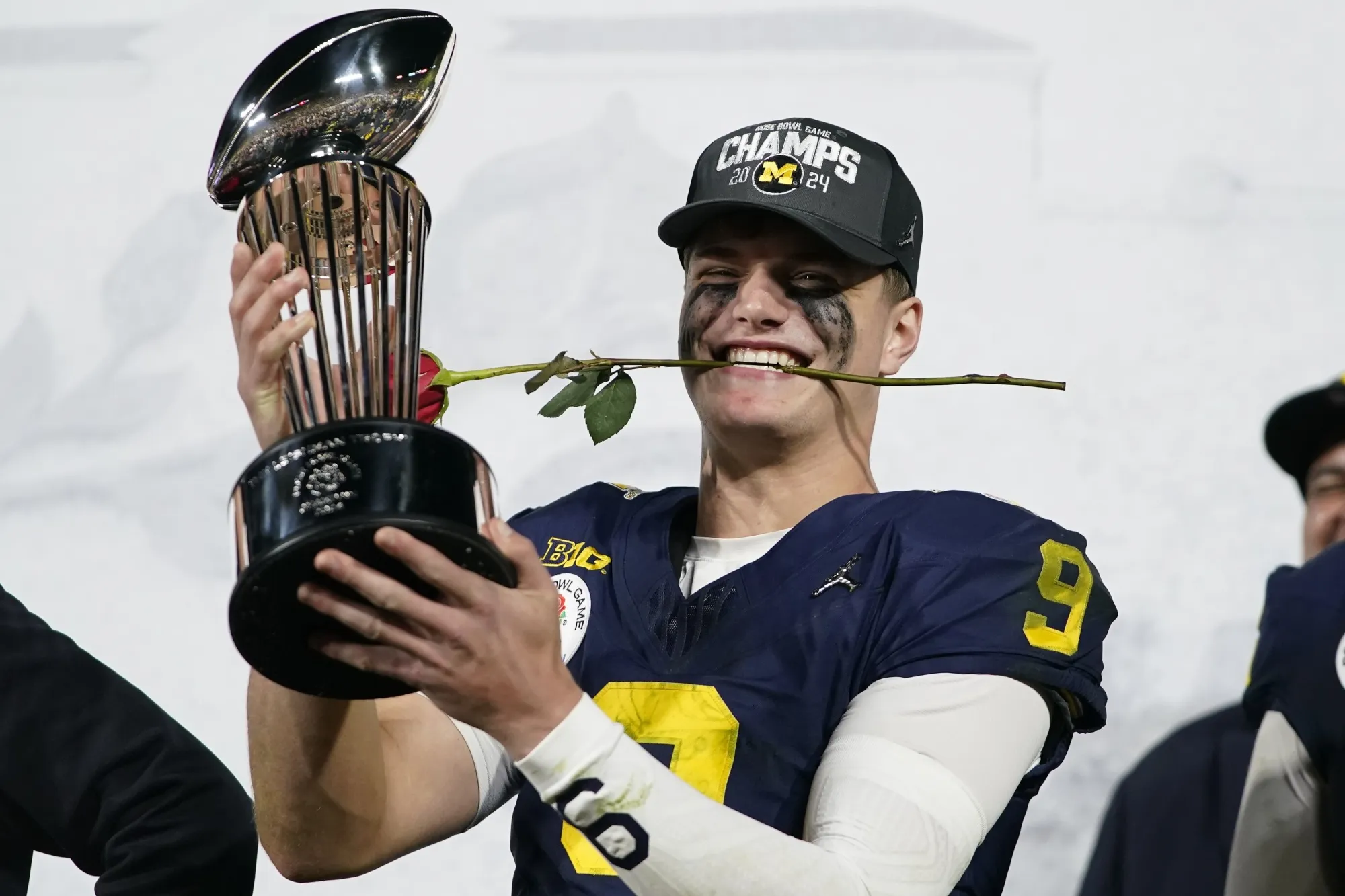 JJ McCarthy tham gia dự thảo NFL, bỏ qua mùa giải cuối cùng sau khi dẫn dắt Michigan đến chức vô địch quốc gia - Bloomberg