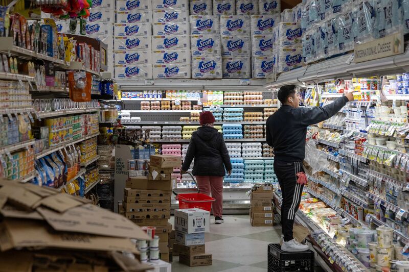 US Inflation Tops Forecasts, Bolstering Case For Fed To Hold