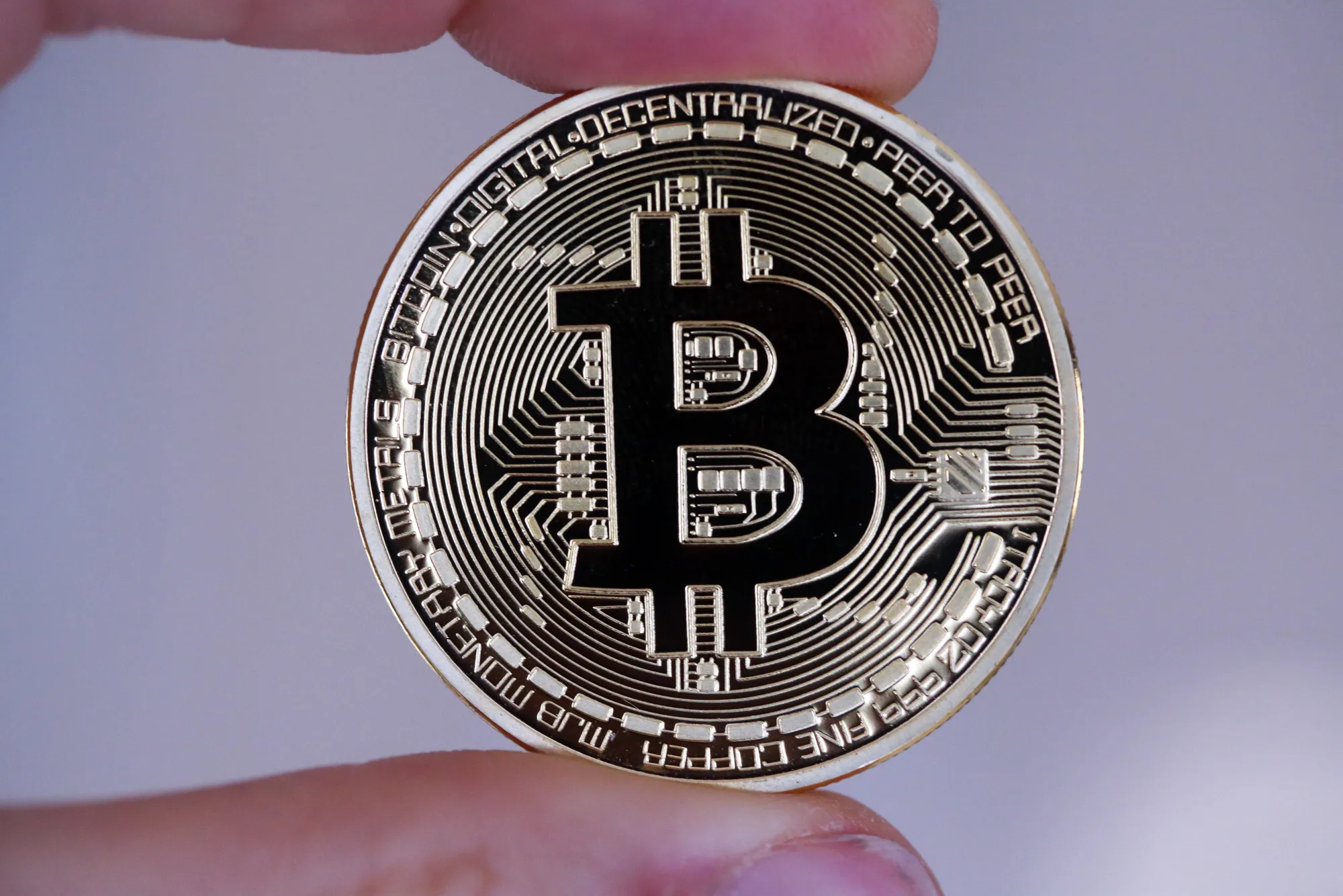 ビットコイン、過去最高値の更新間近－小規模通貨から市場シェア奪う - Bloomberg