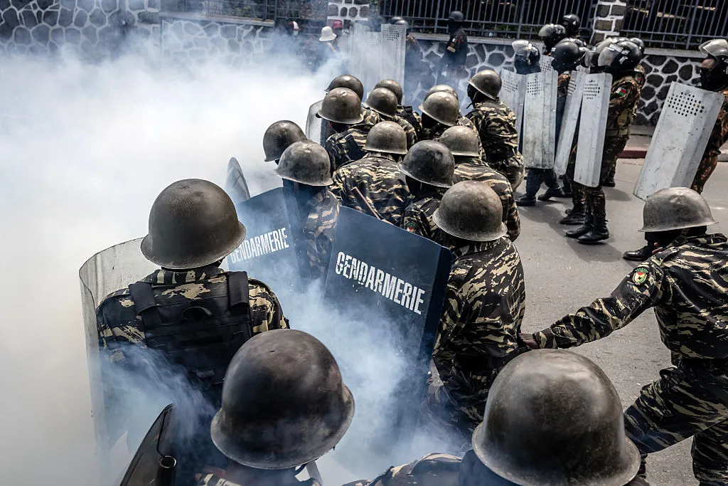 Members of the Malagasy gendarmerie clash with&nbsp;demonstrators in protests calling for the resignation of the president&nbsp;in Antananarivo, on Oct.&nbsp;11.