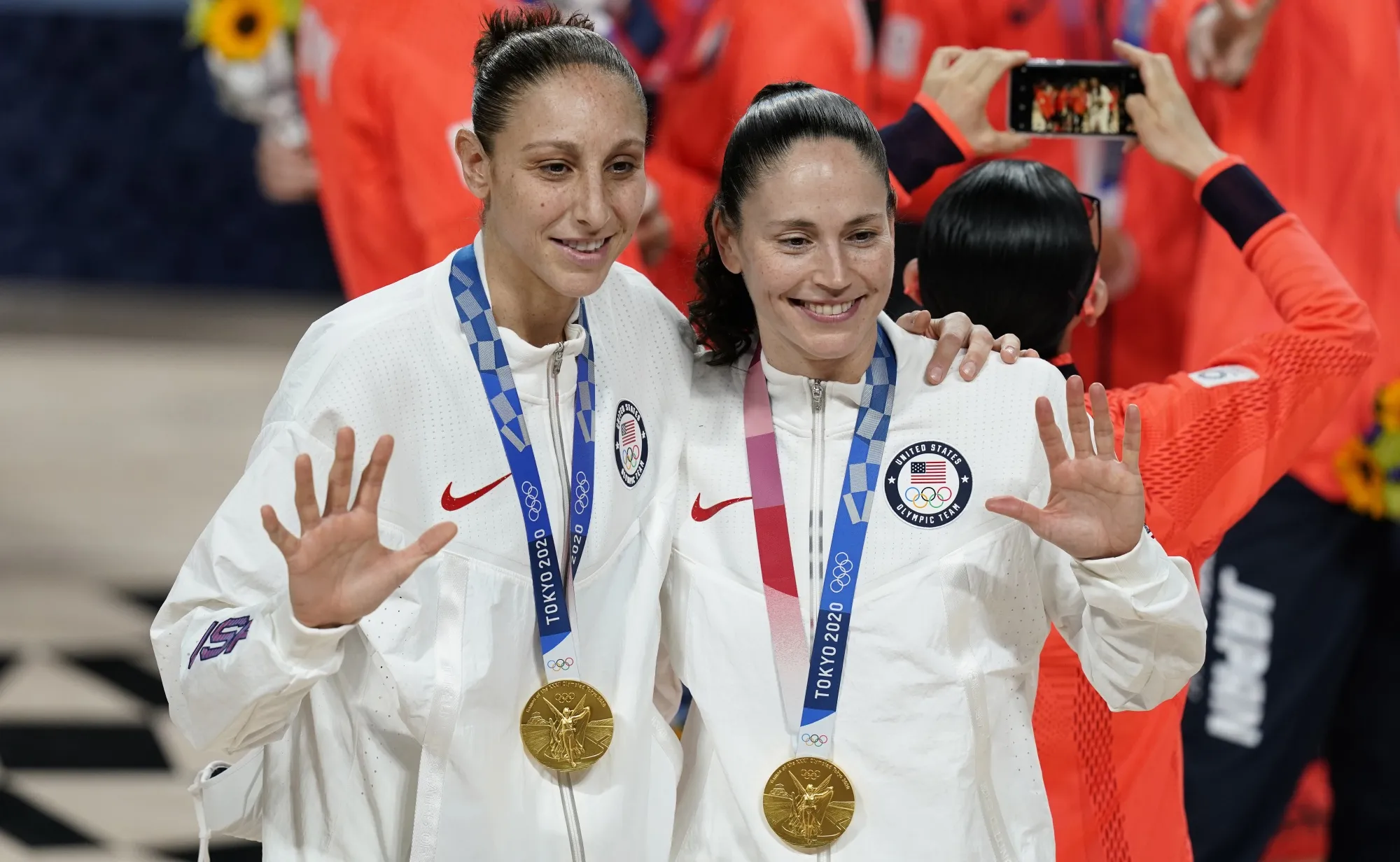 WNBA Sue Bird & Diana Taurasi サイン入り写真 W.N.B.A. Frenemies Sue Bird and Diana Taurasi Save the Trash