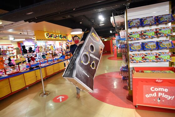 U.K. Retailers Face Christmas Nightmare With Fresh Lockdown