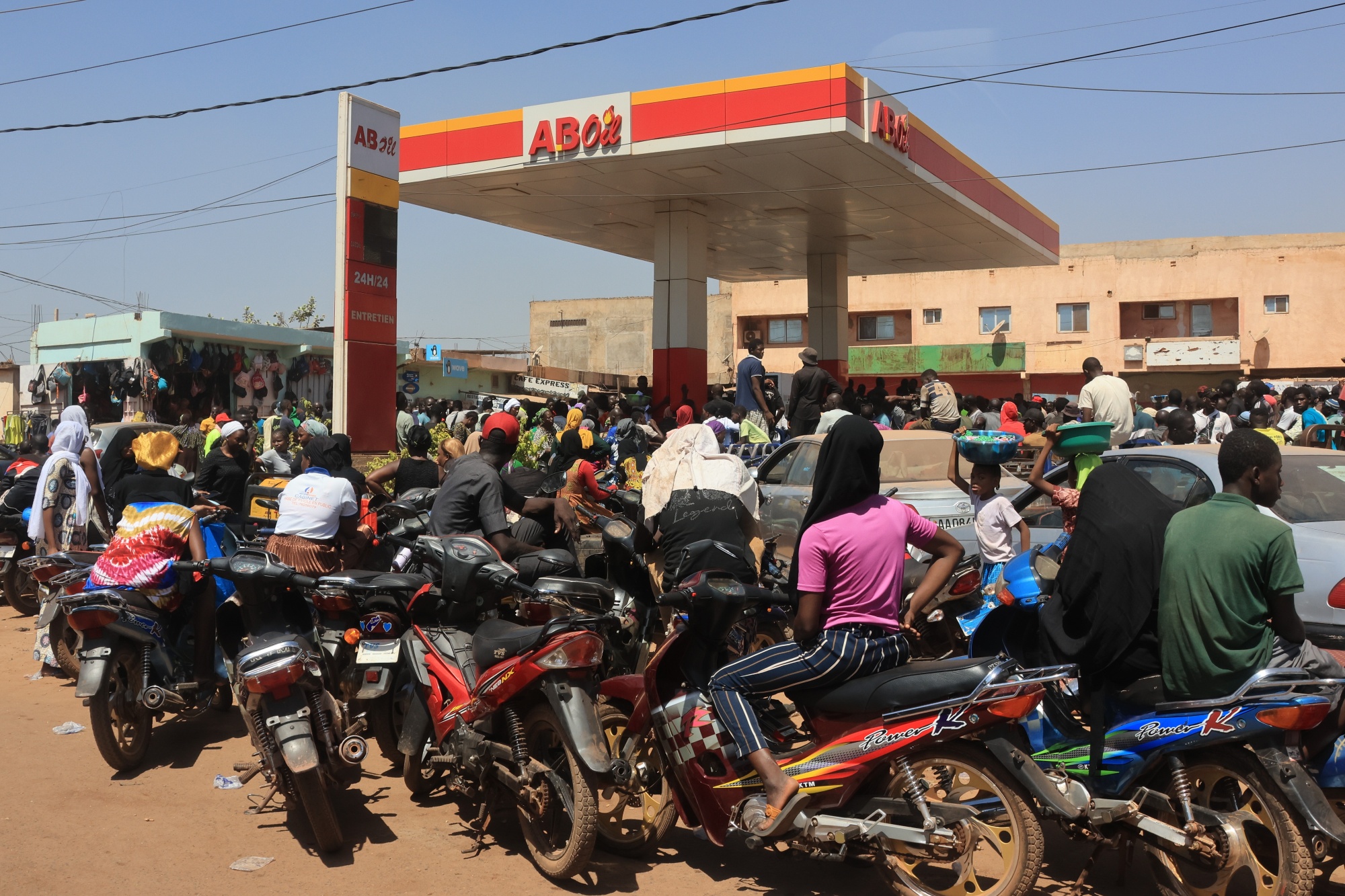 Queues at a gas station in Bamako, Mali.