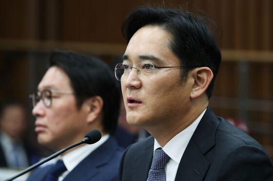 Samsung Billionaire Heir to Cede Board Seat Before Bribery Probe