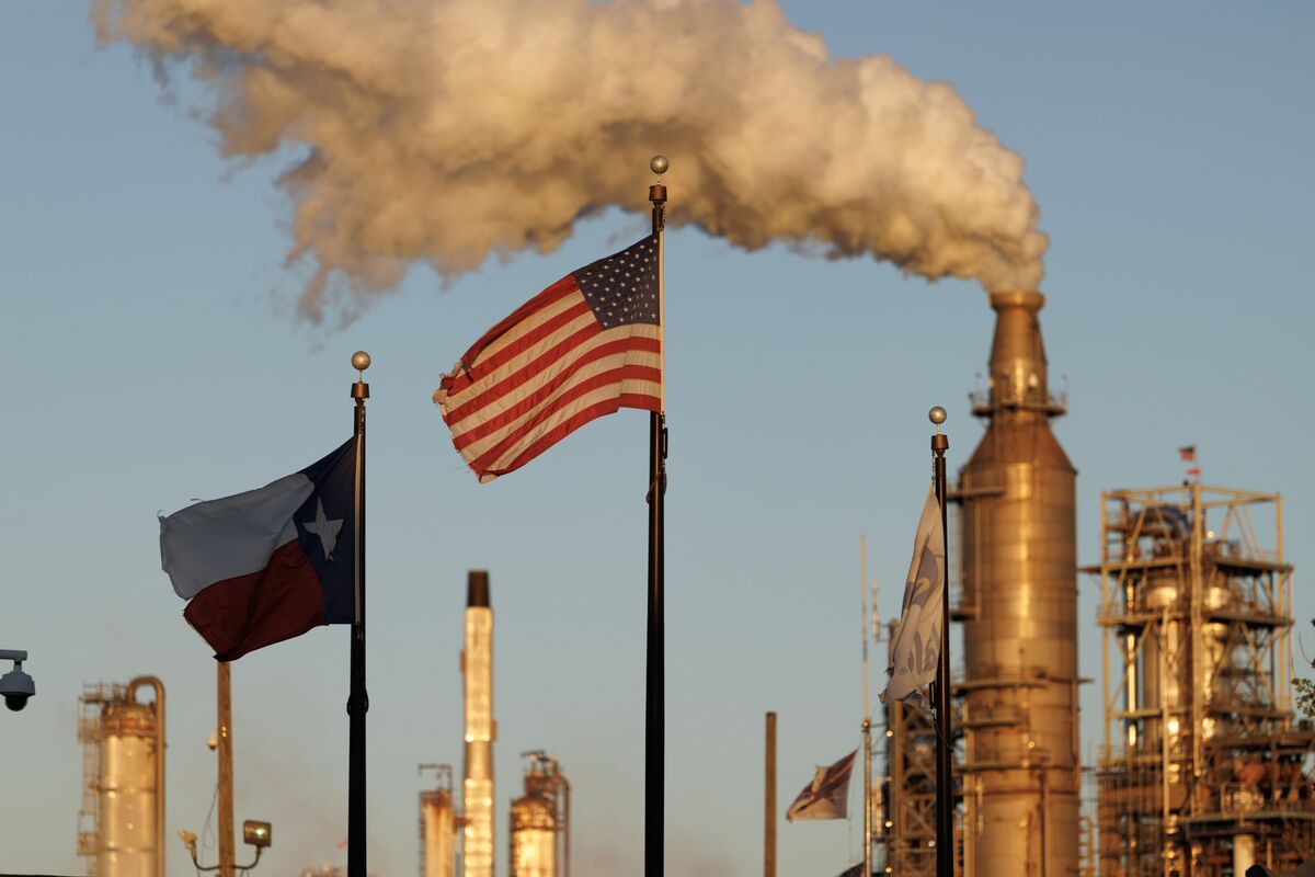 Trump Waives US Shipping Law For Oil and Gas In Bid to Lower Prices