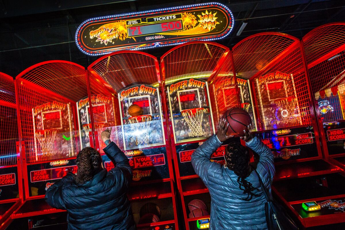 Dave & Buster's traffic down as eatertainment struggles