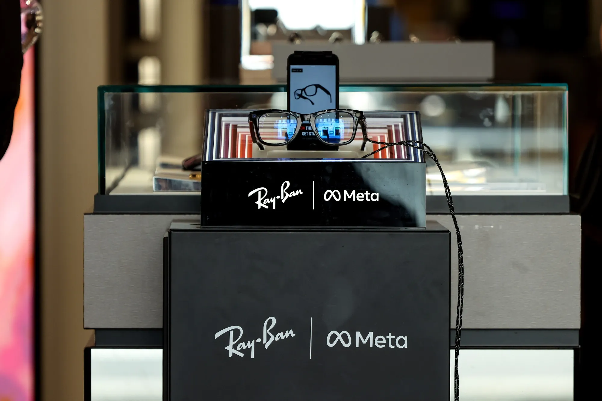 メタAIスマートグラス、「レイバン」メーカーの売り上げ後押し - Bloomberg