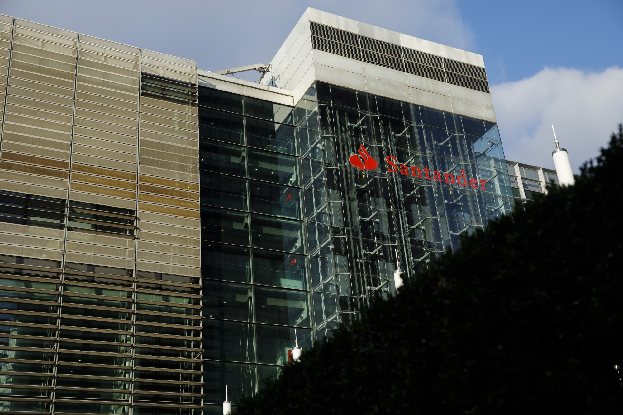 Santander UK fined £108m over anti-money laundering failings, Banco  Santander