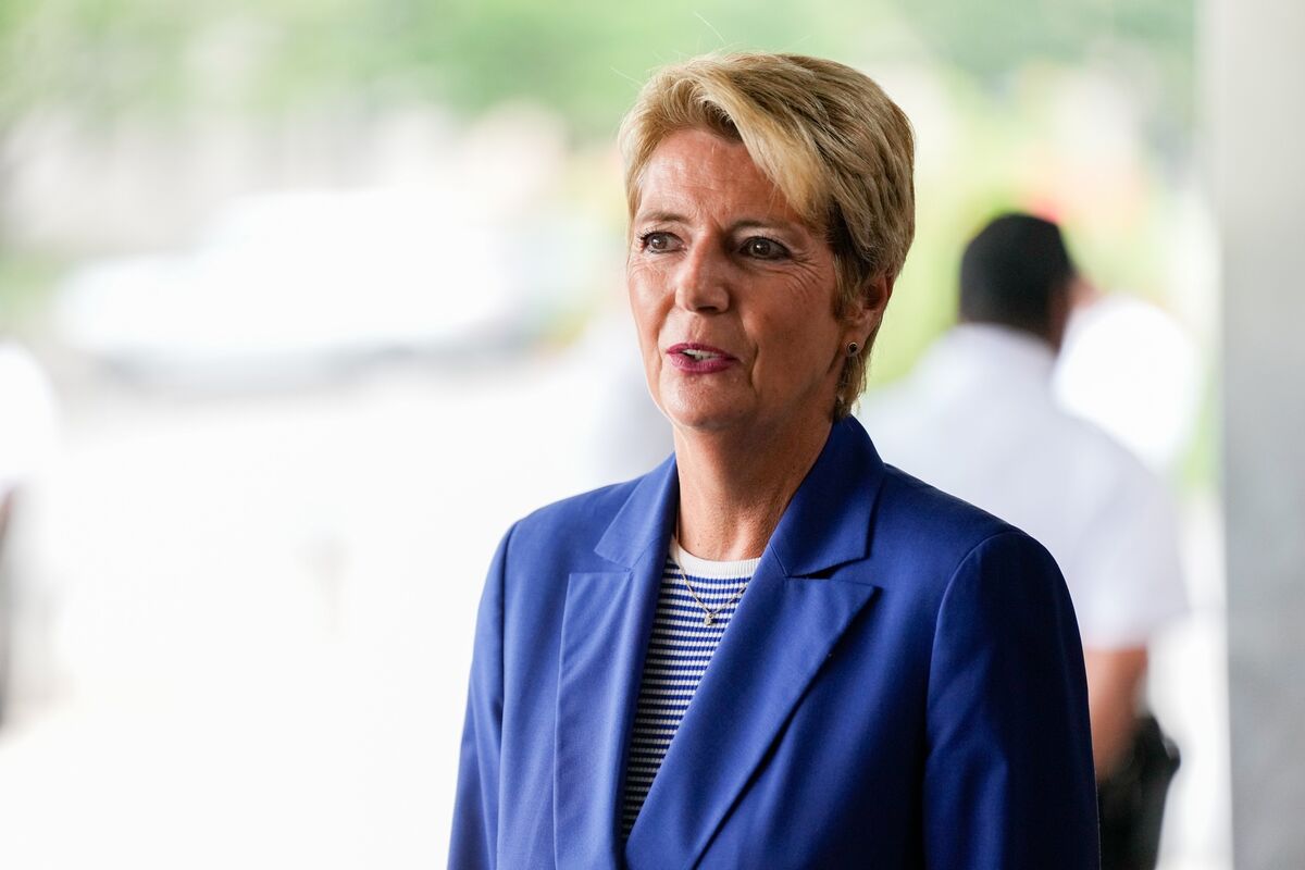 bloomberg.com - Steven Arons - Swiss Finance Minister Opposes AT1 Capital Compromise for UBS