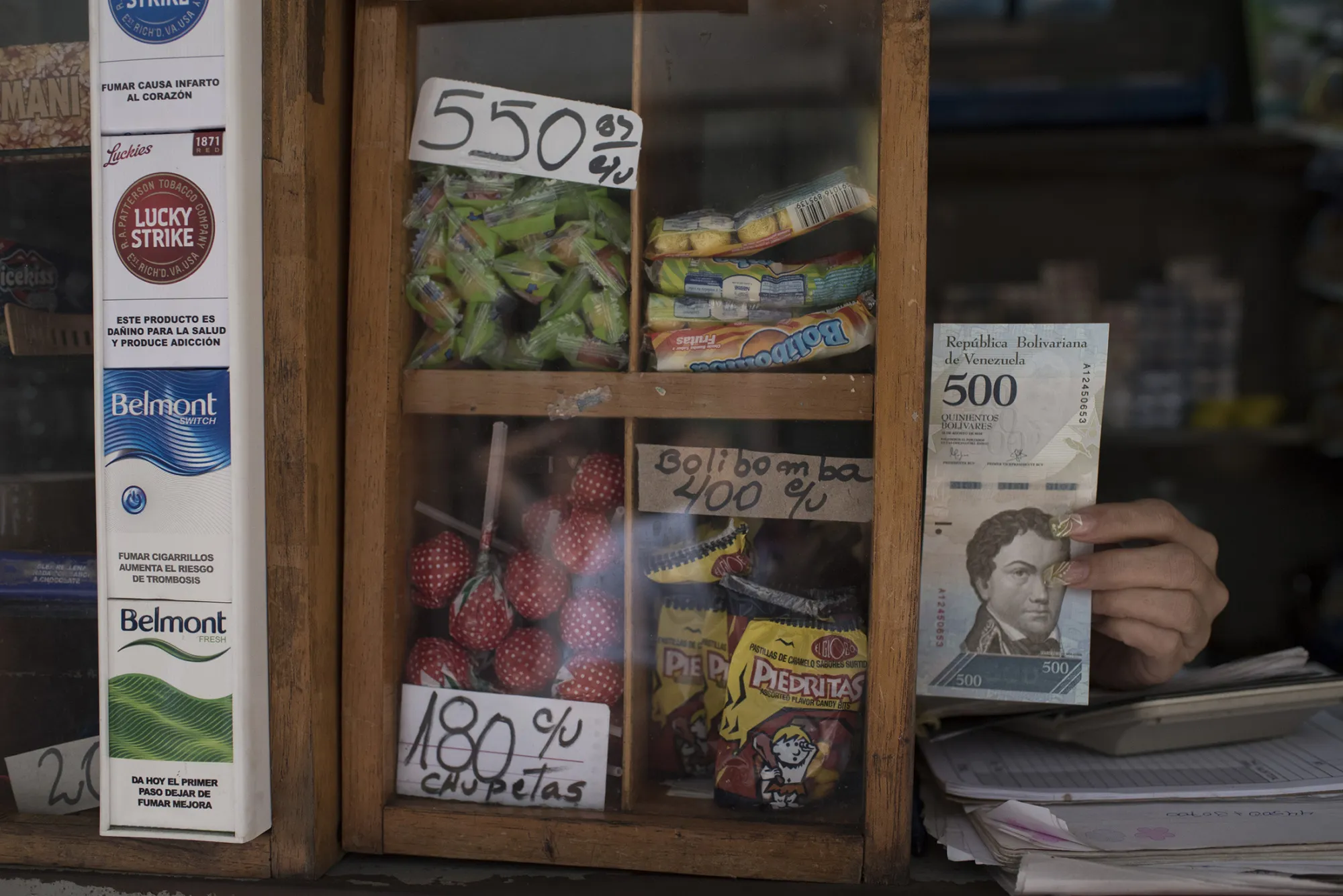 A street vendor holds up a new 500 Bolivar banknote in Caracas, Venezuela, on Jan. 17, 2017.
