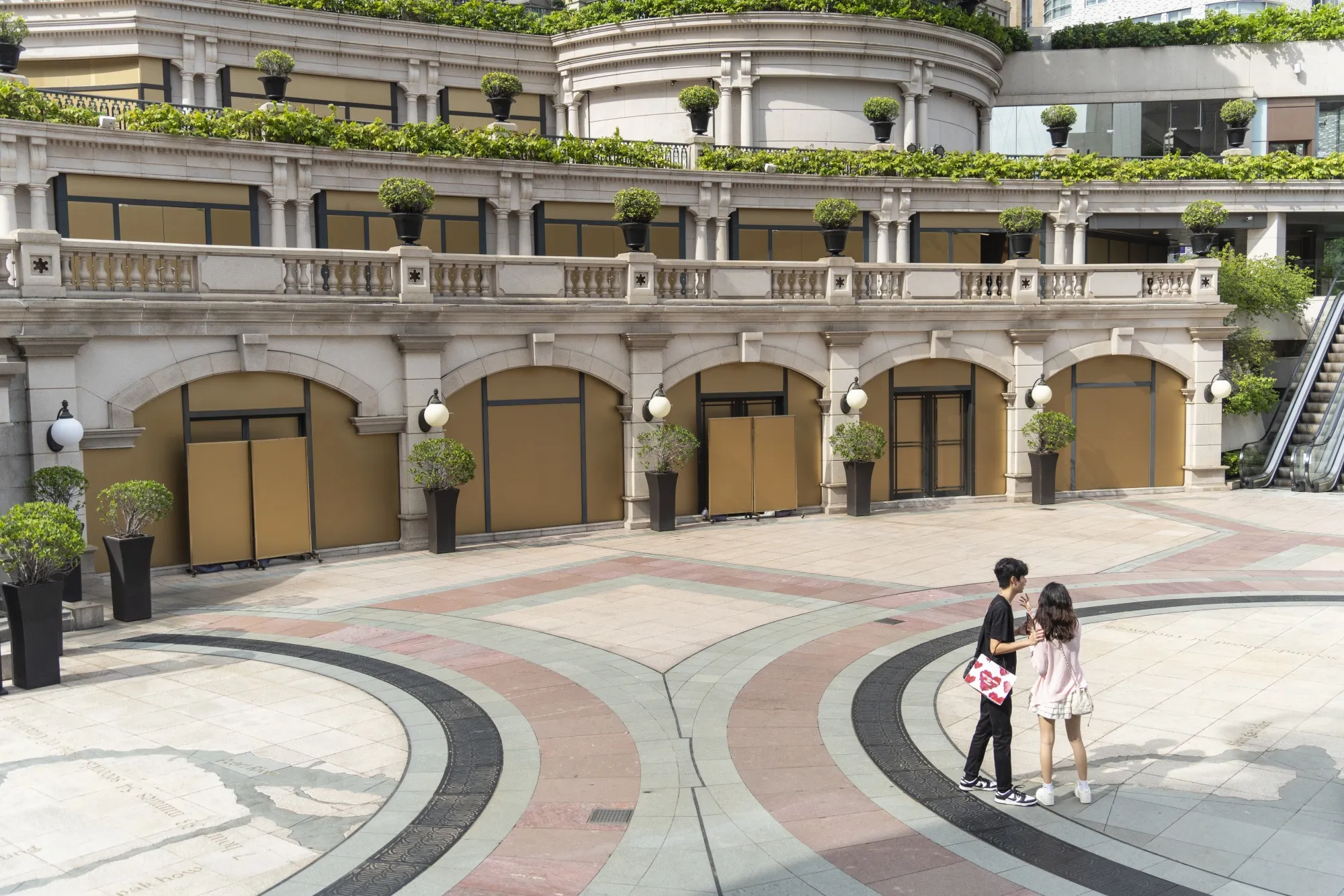 爆買い中国人観光客が消えた香港、高級ショッピングモールは閑散