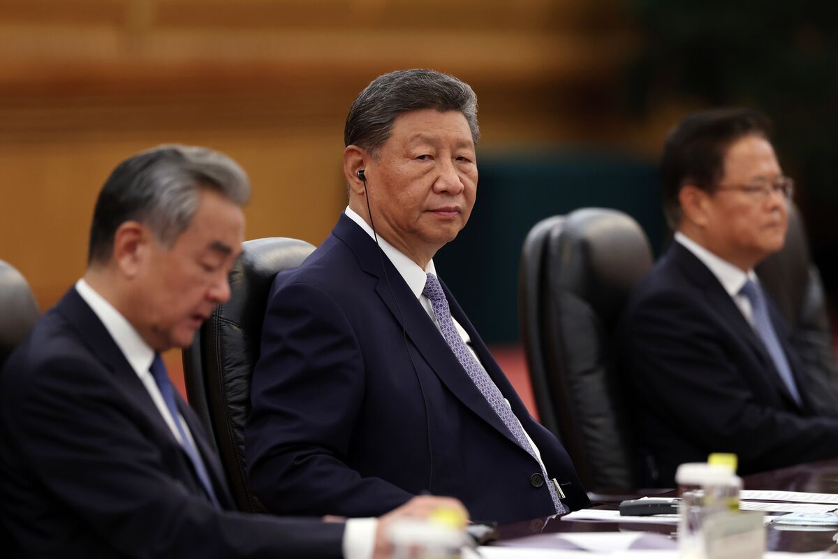 Xi Urges Stability, Governance Focus to Spur Growth in Xinjiang