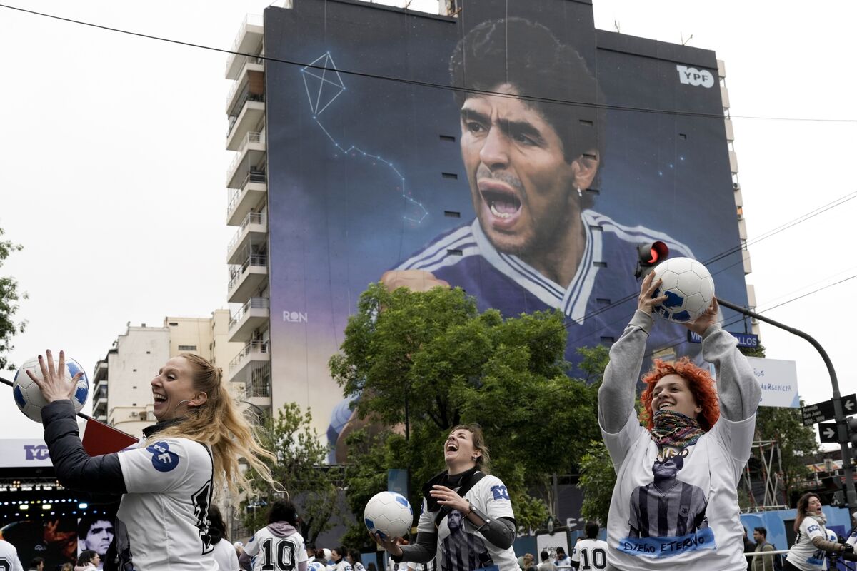A Giant Maradona Emerges in Argentina, Days Before World Cup - Bloomberg