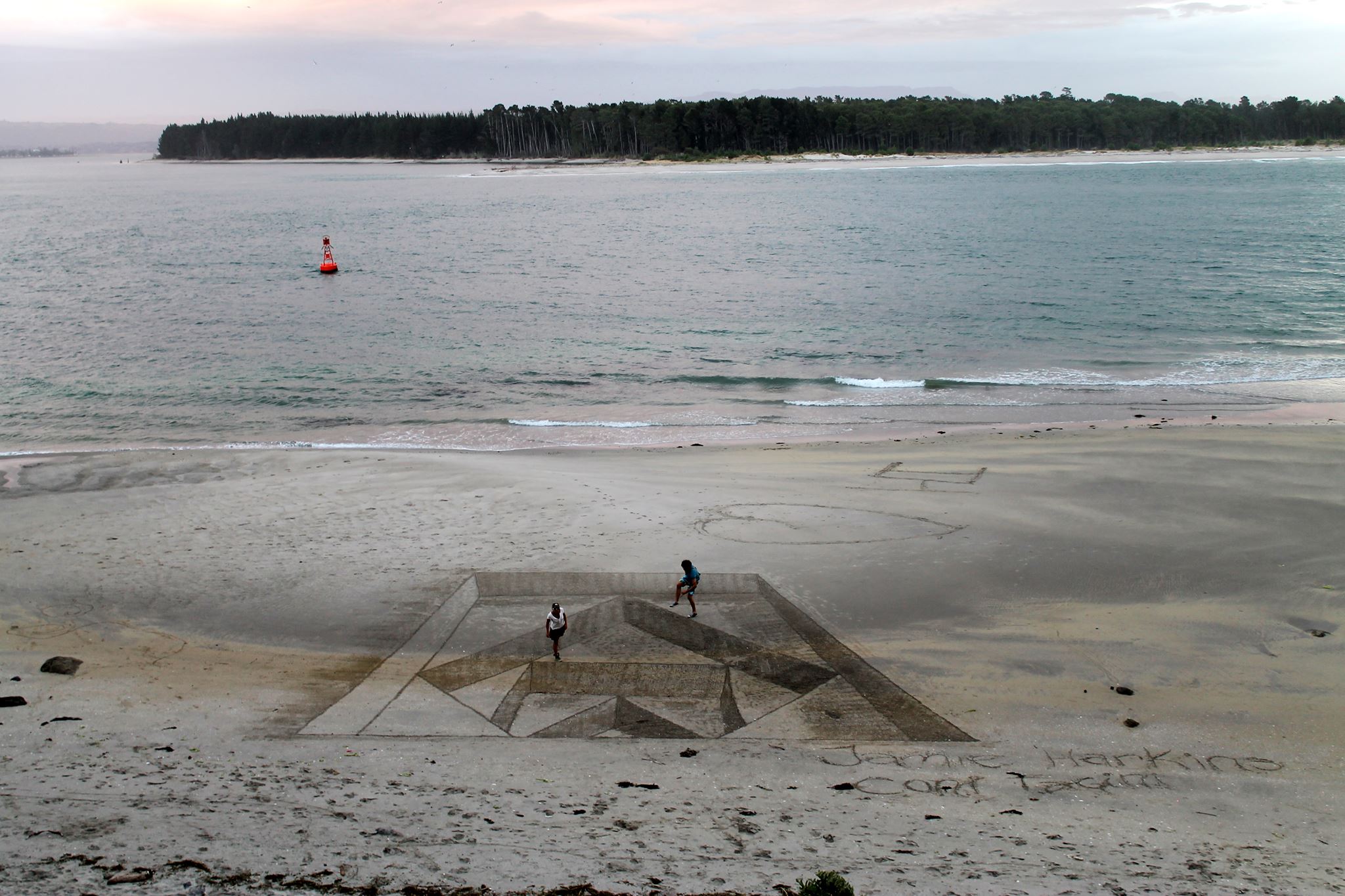 These mind-blowing optical illusions are sand art — until tide washes them  away