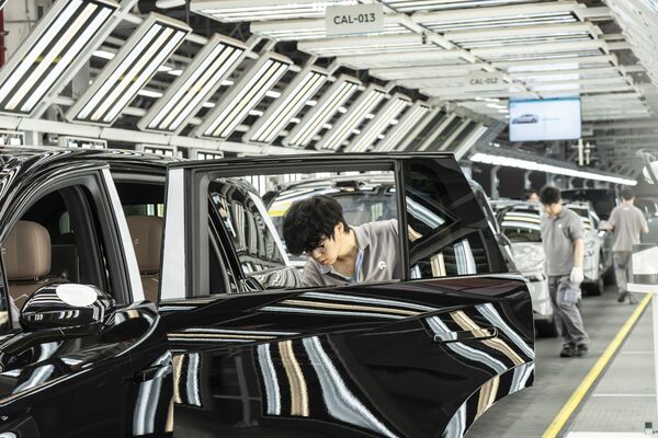Chinese Economic Momentum Stays Weak as Consumption Falters