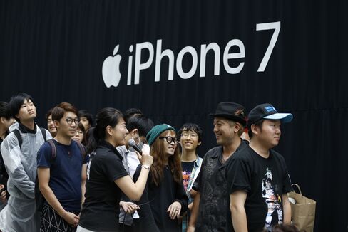 アップル「iPhone7」発売をソフトバンクショップで待つ顧客