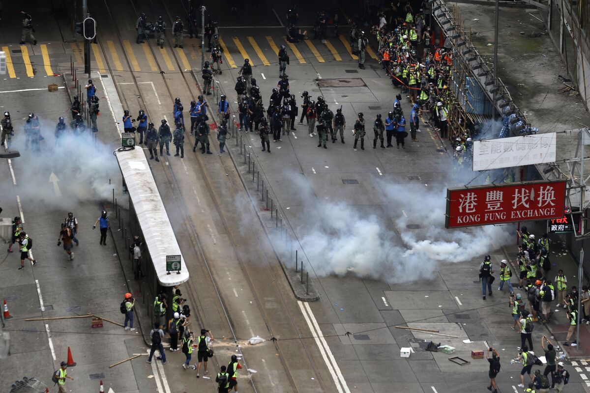 香港でデモ、「国家安全法」導入の動きに抗議－180人以上を逮捕 - Bloomberg