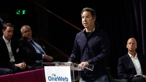 Greg Wyler, chief executive officer and founder of OneWeb Systems Inc., center, speaks about a new Internet-satellite network in London, U.K., on June 25, 2015.