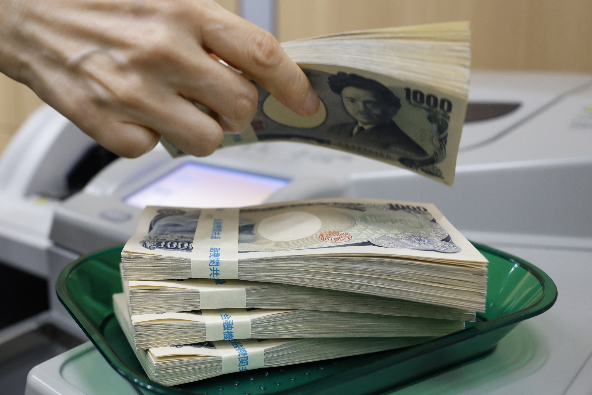 Japan Spent Record 42 Billion In October To Prop Up Yen Bloomberg