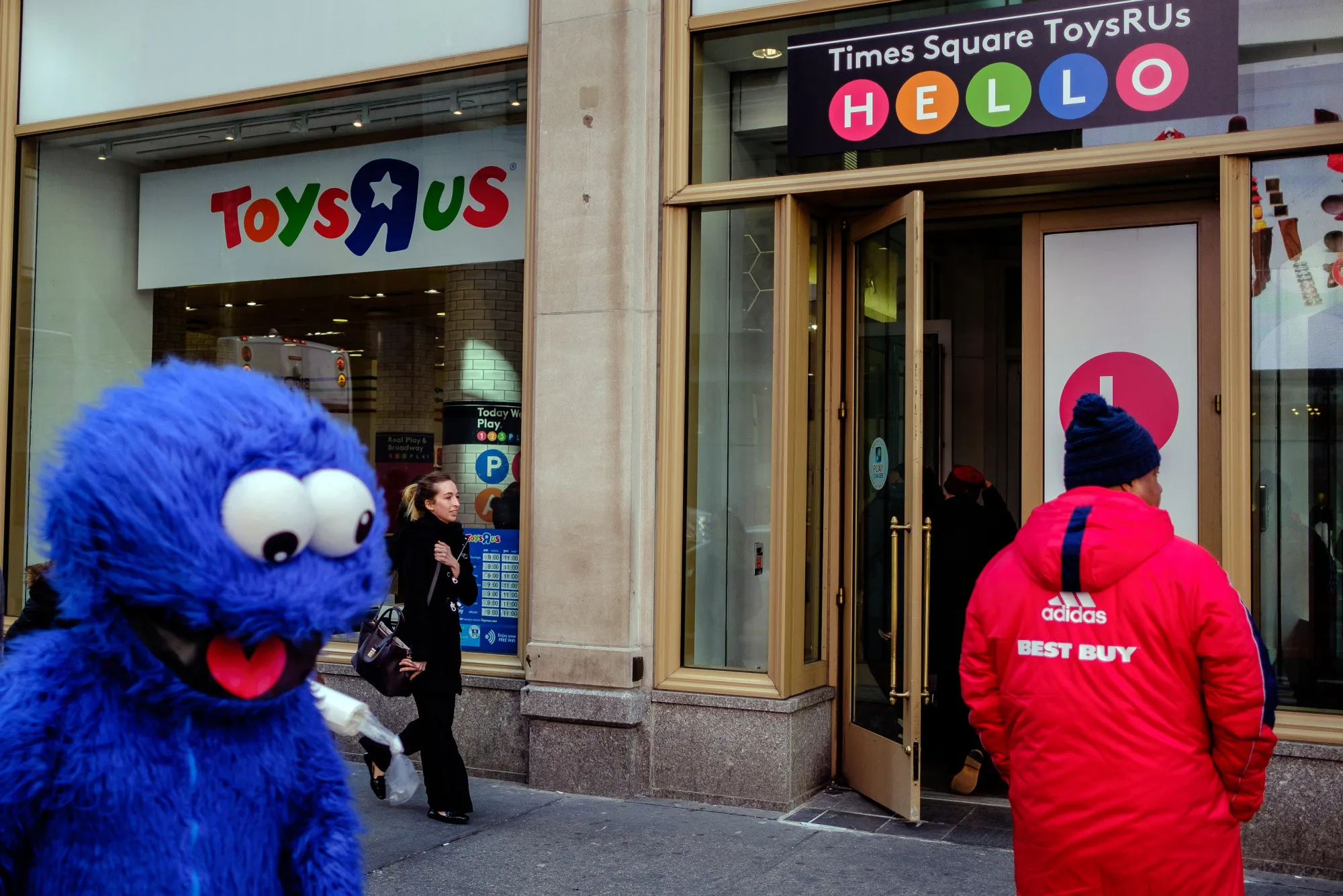 Who s Going to Move Into the Hundreds of Empty Toys R Us Stores Bloomberg