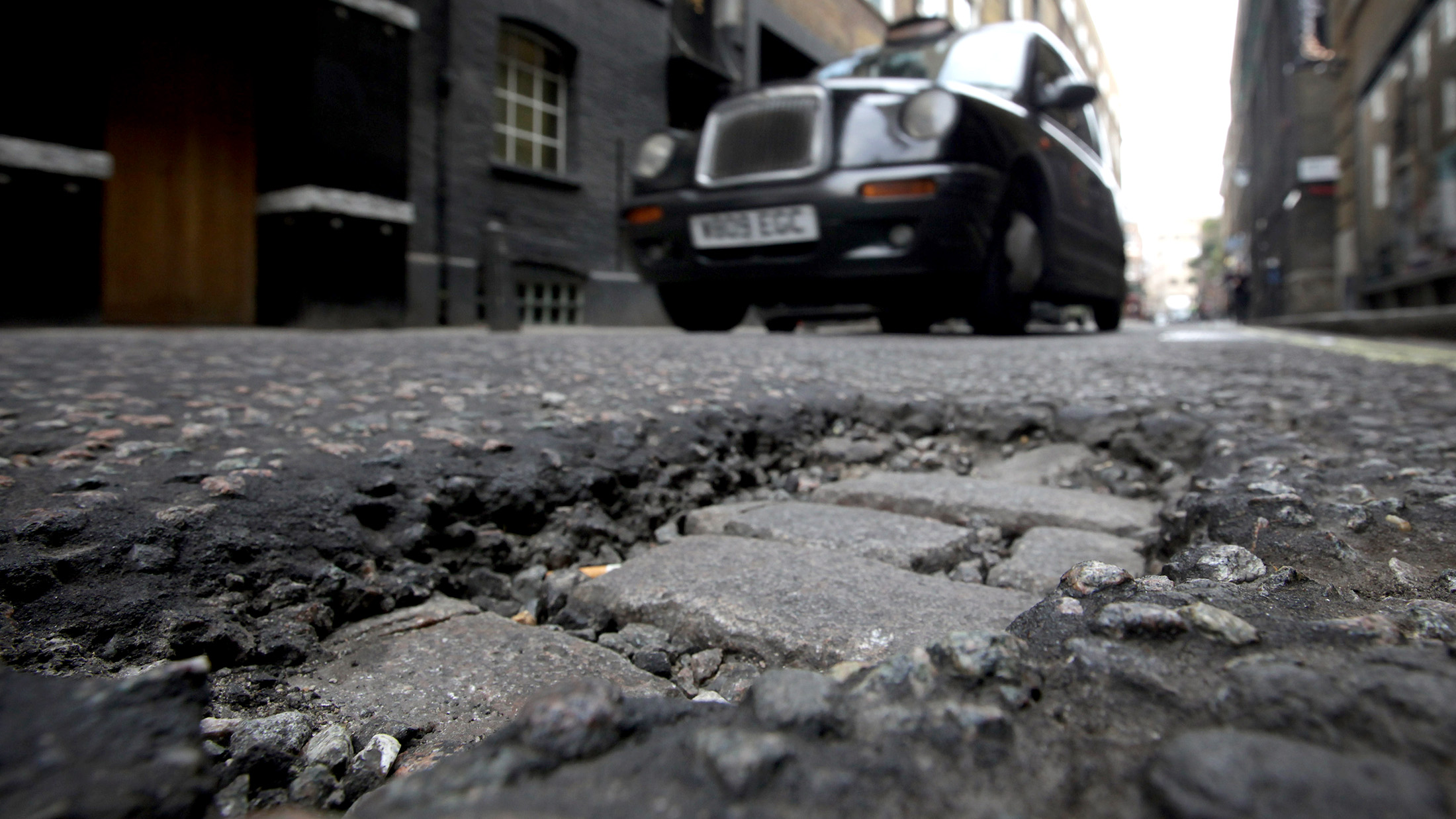 Выбоина на дороге. Выбоины в Британии. Колдобины. Pothole.