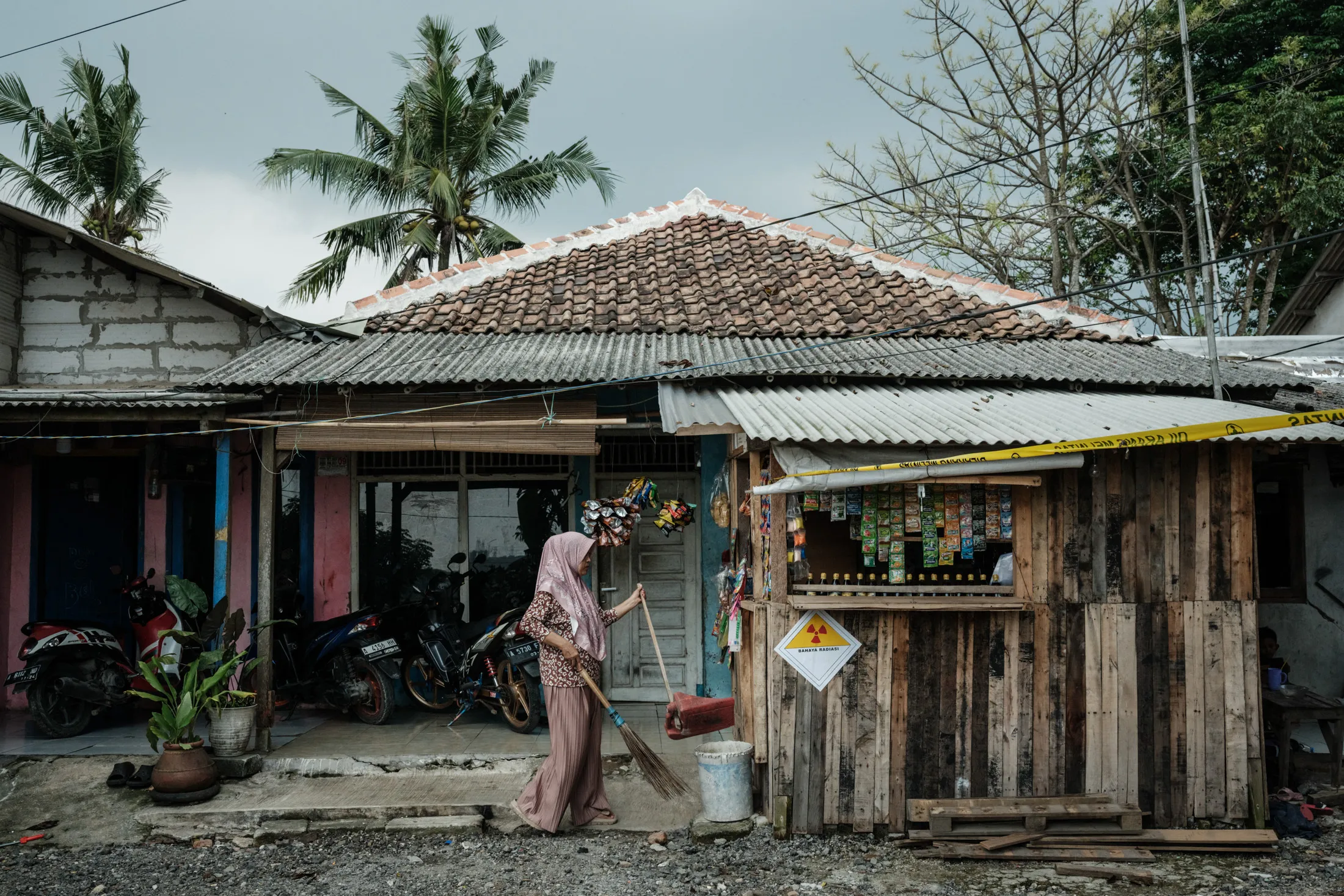 A radiation warning sign&nbsp;on the wall of a kiosk near the Modern Cikande Industrial Estate, where the radioactive&nbsp;Cesium-137 was detected, in Indonesia,&nbsp;on Oct. 13.&nbsp;