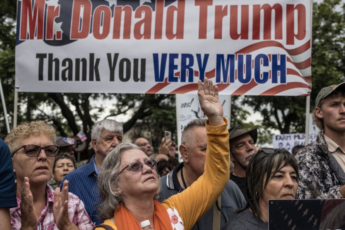 🟪"Contrasti Americani: Trump Accoglie gli Afrikaner Bianchi e Deporta i Rifugiati"