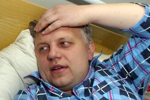 Pavel Sheremet speaks in hospital in 2004.