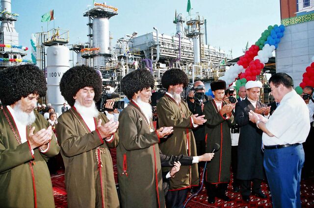 Muslim clergy, elders and President of Turkmenistan Saparmurat Niyazov (R) pray during a solemn ceremony of launching the gas compressor station at Korpeje oil and gas field located in Gogerendag-Ekerem region. 