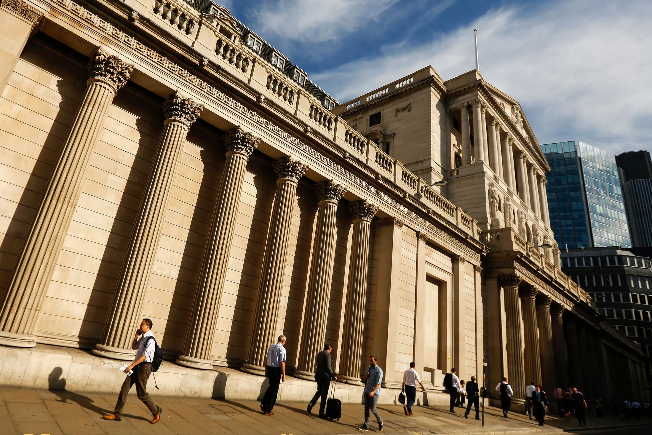 Commuters pass the Bank of England (BOE) in the City of London, U.K., on Tuesday, Sept. 13, 2016. BOE officials announce their next interest rate decision on Thursday, when they are forecast to keep policy unchanged as they assess the outlook for the economy since the Brexit vote.
