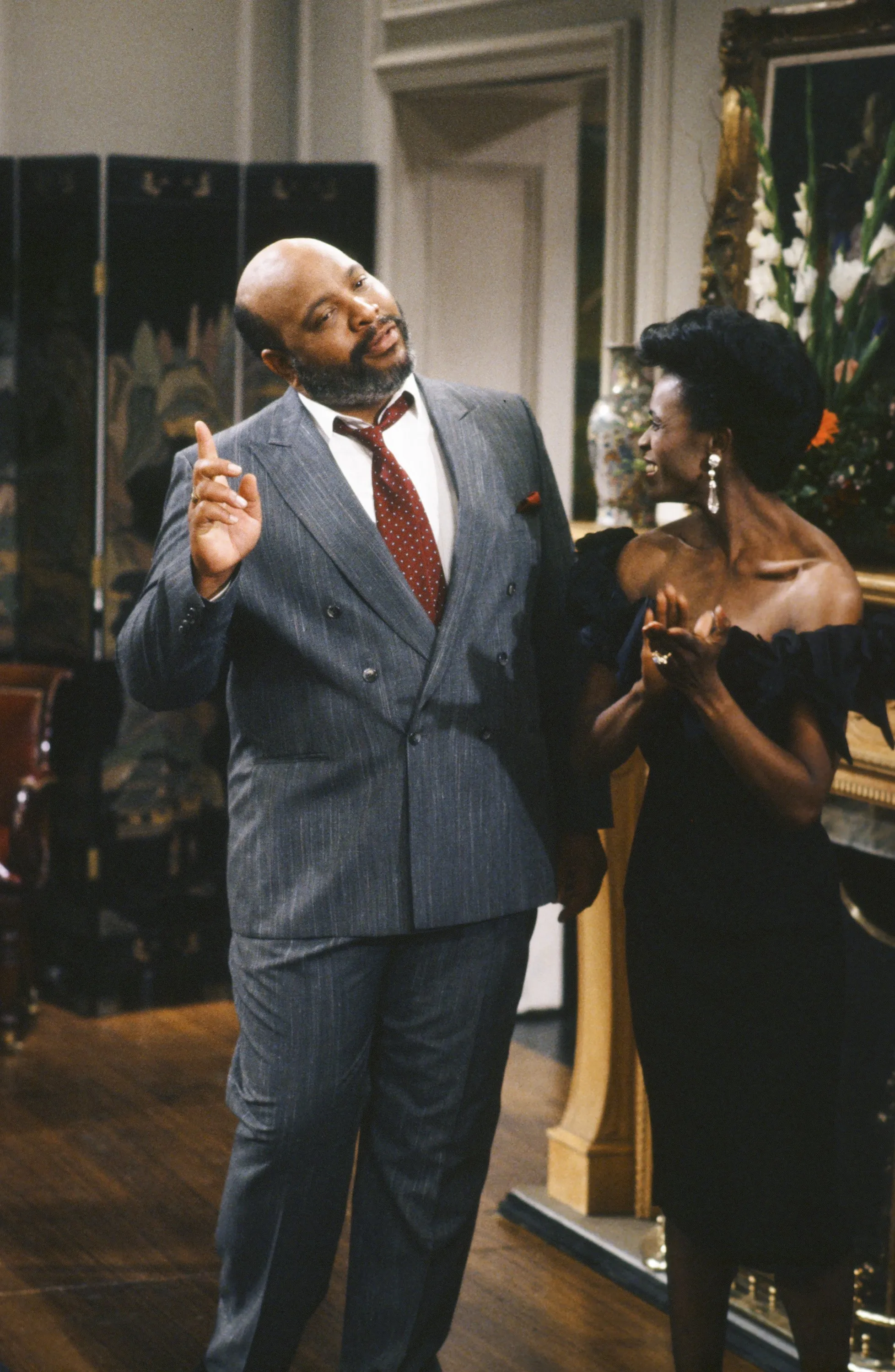 En la foto aparece el Sr. Banks (James Avery) de El Príncipe de Bel-Air junto a la siempre elegante Janet Hubert, quien interpreta a Vivian Banks.