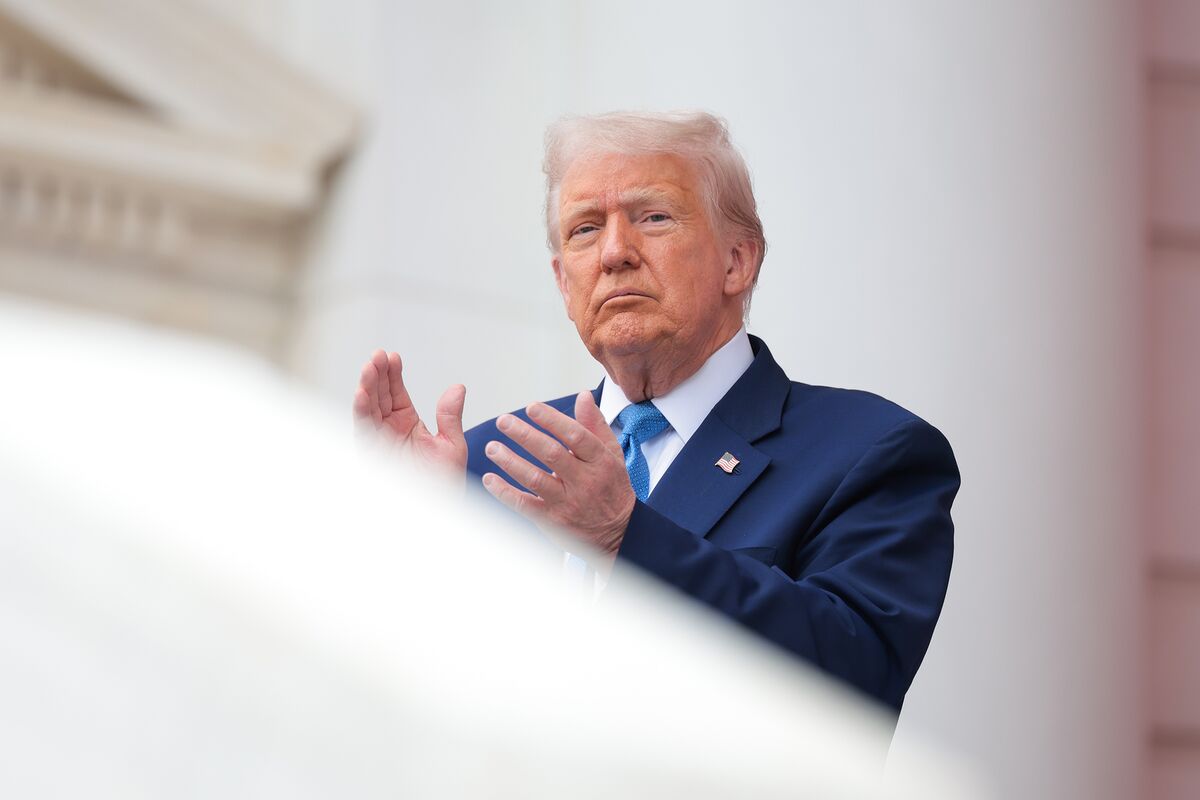 Trump to Pardon Sheriff Found Guilty of ‘Cash-for-Badges’ Scheme