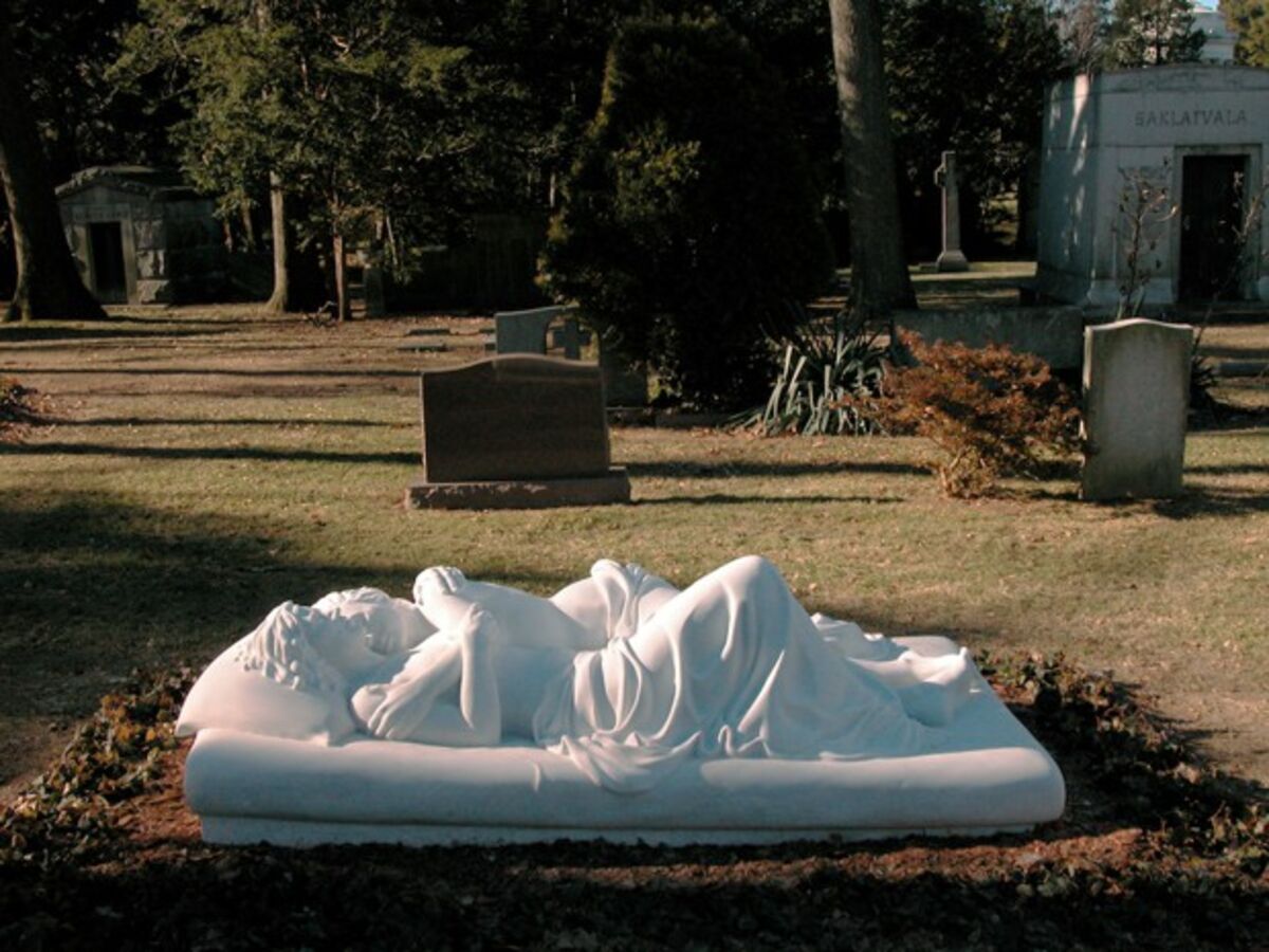 why-old-american-cemeteries-are-showcasing-new-art-bloomberg