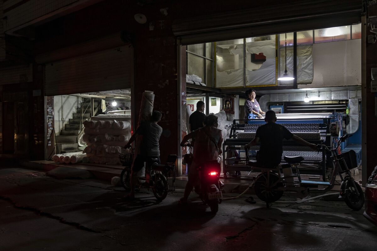 China Factory, Services Activity Shrink in Sign of Recovery Woes