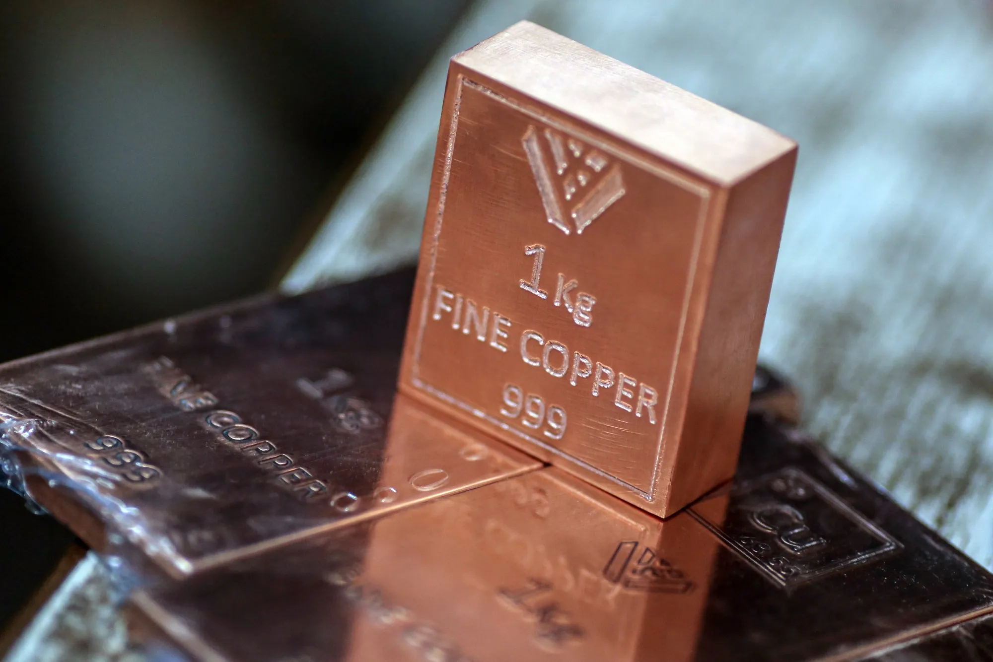 One kilogram copper bars.