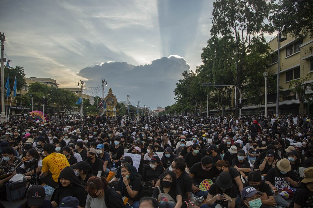 タイのバンコクで大規模デモ 現政権退陣や国王の権限縮小求める Bloomberg