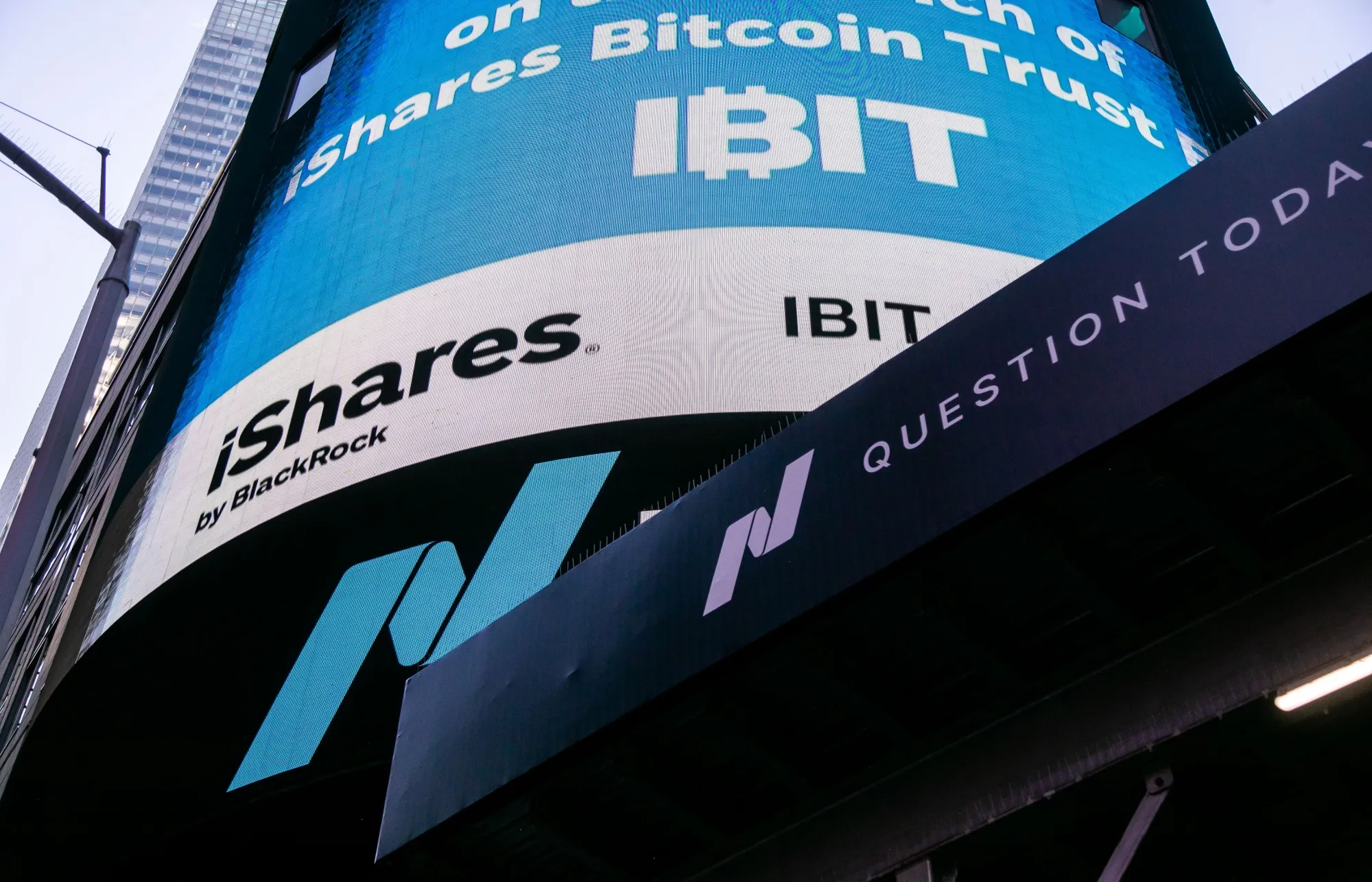 ETF bitcóin de BlackRock sufre salida récord tras excelente año - Bloomberg