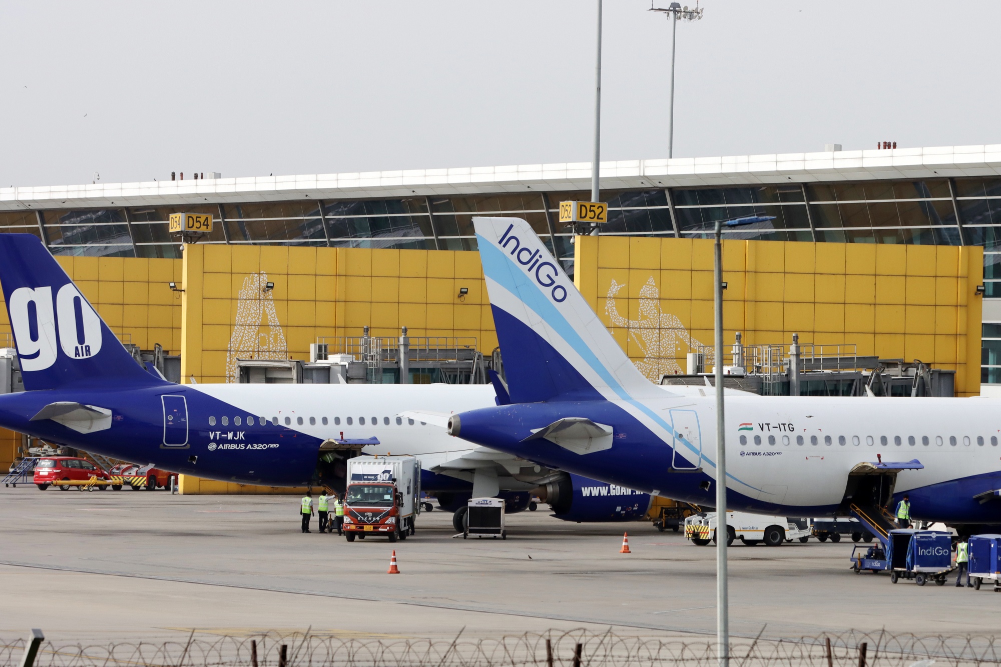 Covid Crisis Pushes IndiGo to Even Bigger Quarterly Loss - Bloomberg