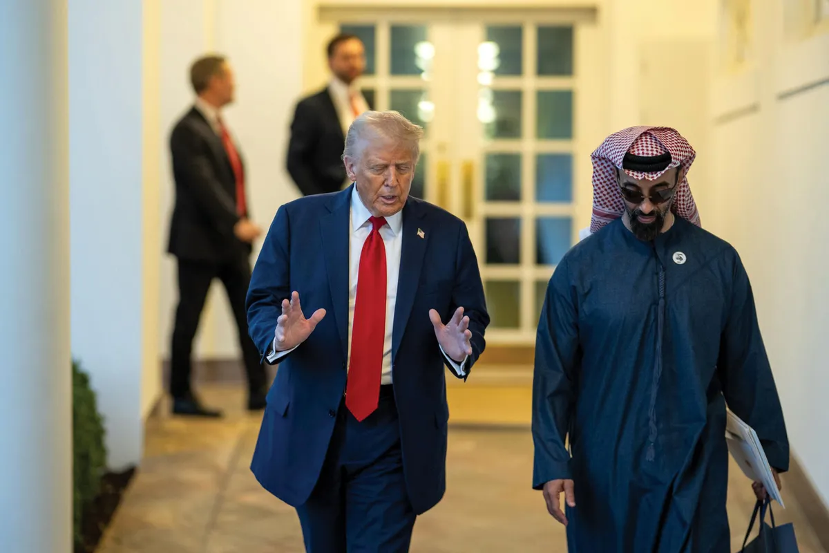 تصویری از دونالد ترامپ و شیخ طحنون بن زاید آل نهیان در حال دست دادن