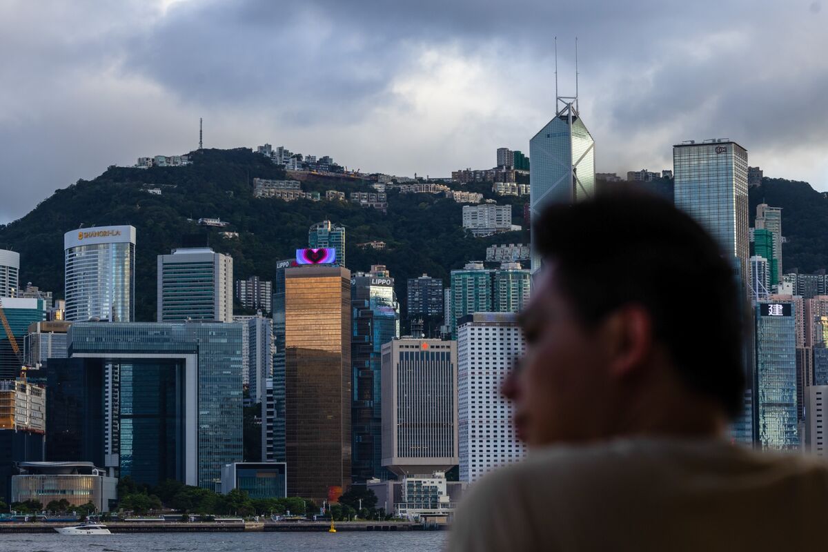 Hong Kong Proposes Easing Fund Rules to Attract Global Managers