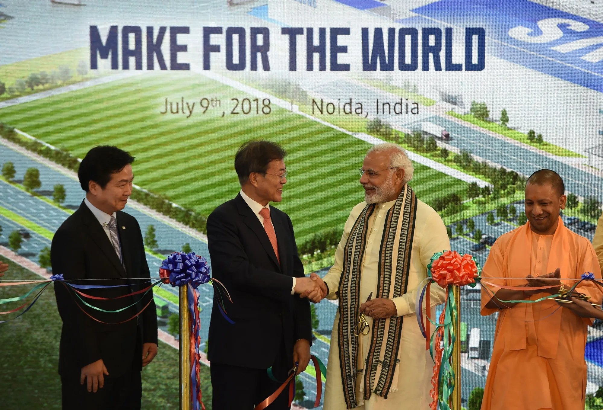 Moon Jae-in with Narendra Modi during the inauguration of the Samsung factory on July 9.