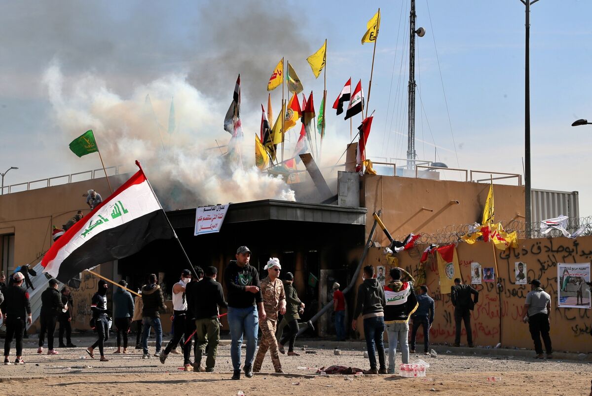 U.S. Troops Fire Tear Gas At Protesters Outside Iraq Embassy - Bloomberg