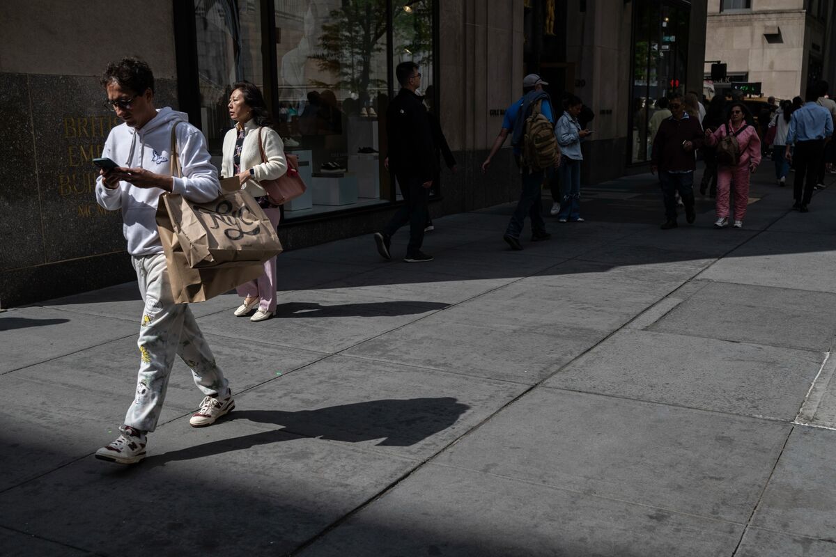 UBS Chief Strategist Sees US Consumer Slowdown Threatening Stock Rally