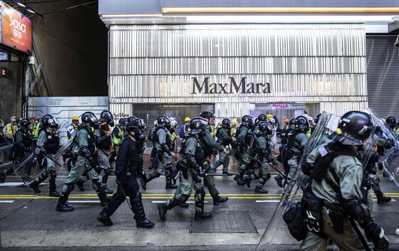 Hong Kong Masses Defy Police, Show China They’re Ready to Fight