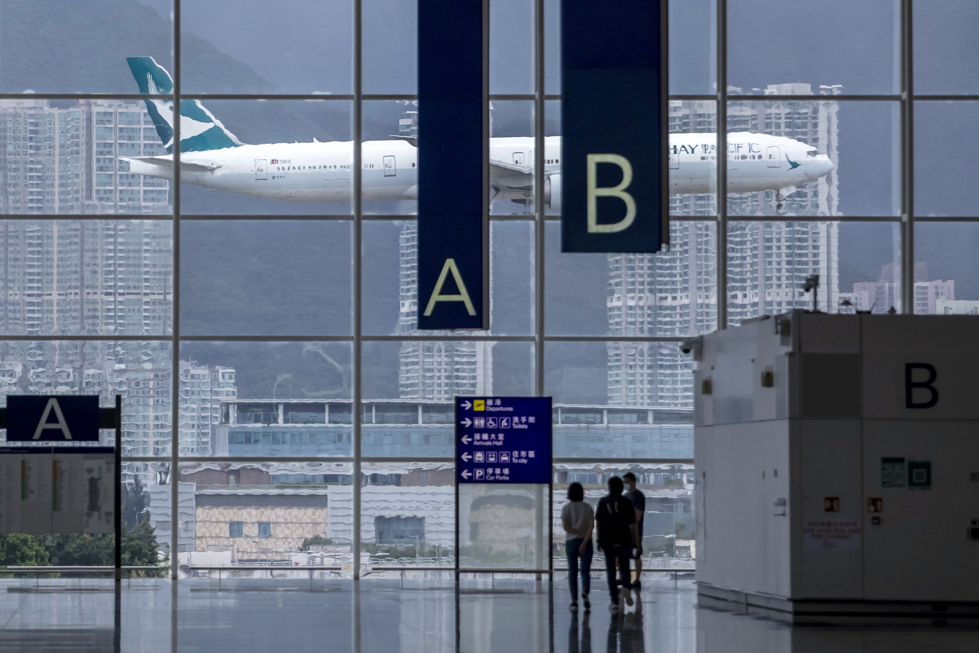 Cathay Pacific S Dire Run Eases As First Half Losses Narrow Bloomberg