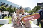 アジアで初めて同性婚を法制化した台湾で婚姻届を提出したカップル(5月24日)
