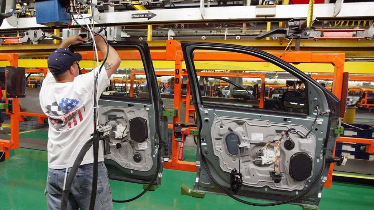 US Manufacturing Activity Shrinks for Seventh Month